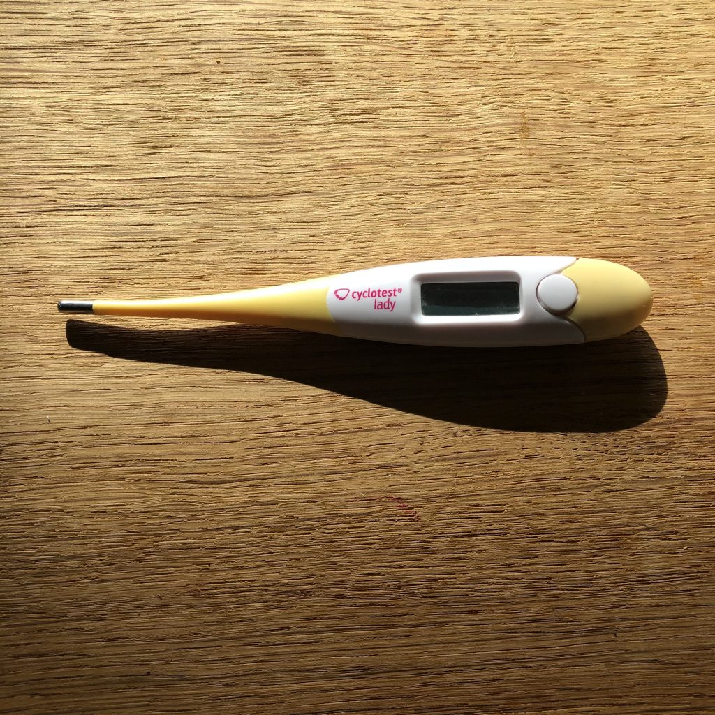 Photo de thermomètre basal à double décimal jaune
